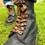 Rudų ir juodų leopardo rašto batų raištelių detalė